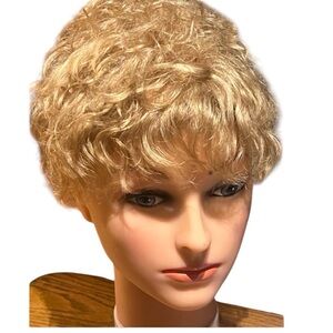 🟦SALE 5️⃣0️⃣% off🟦 
Real Hair wig Blond Layered Pixie hair topper NWT